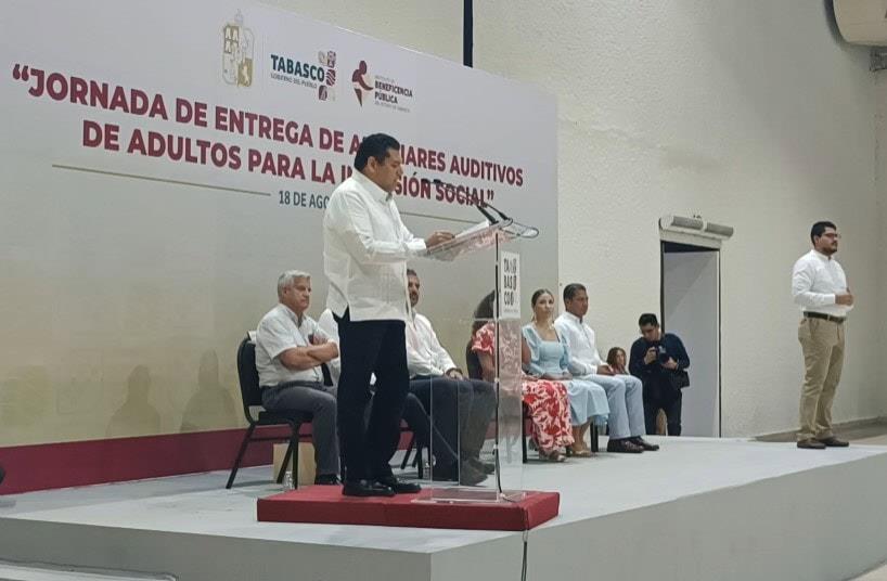 Inicia entrega de 500 auxiliares auditivos para adultos mayores en Tabasco