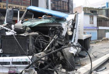 Pareja y menor se salvan de ser arrollados por tráiler tras accidente