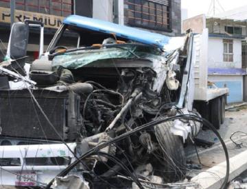 Pareja y menor se salvan de ser arrollados por tráiler tras accidente