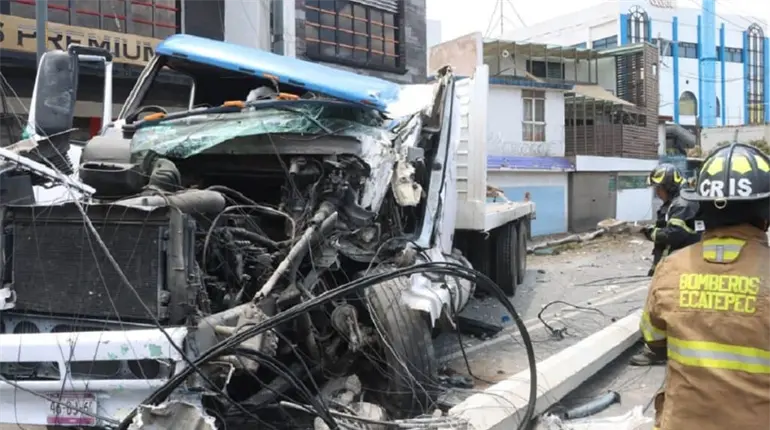 Pareja y menor se salvan de ser arrollados por tráiler tras accidente
