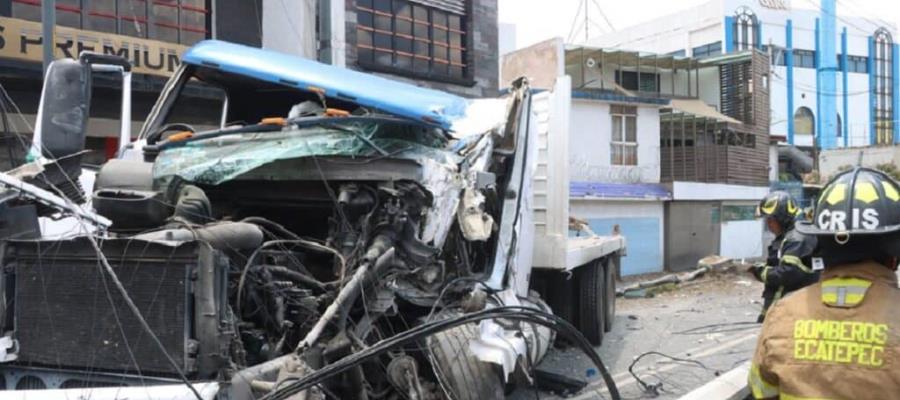 Pareja y menor se salvan de ser arrollados por tráiler tras accidente
