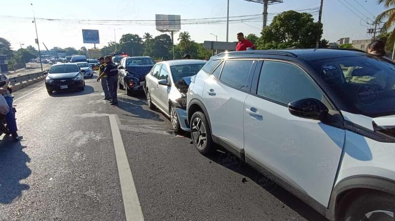 4 vehículos siniestrados y caos vial, deja carambola sobre puente Grijalva I