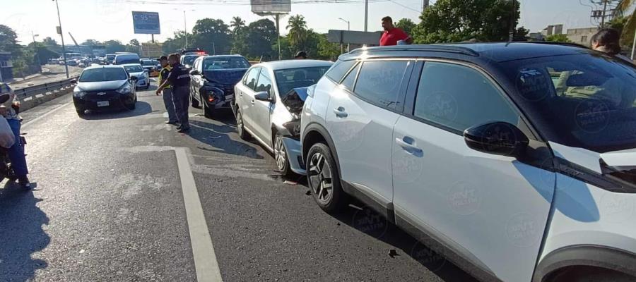 4 vehículos siniestrados y caos vial, deja carambola sobre puente Grijalva I