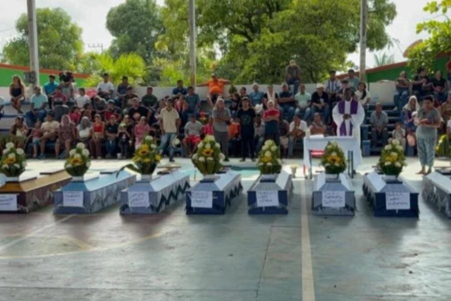 Emboscan y matan a 10 policías comunitarios en Guerrero Emboscan y matan a 10 policías comunitarios en Guerrero