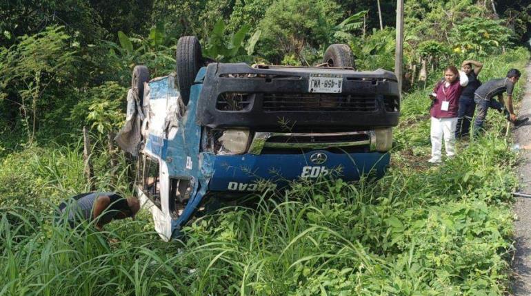 Intenta evadir bache y choca contra combi de transporte público en Jalapa; hay 10 lesionados
