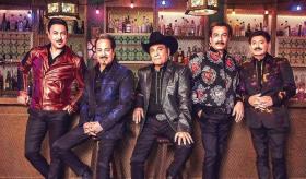 Vocalista de Los Tigres del Norte se cae en pleno escenario