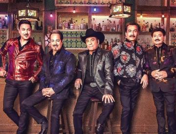 Vocalista de Los Tigres del Norte se cae en pleno escenario