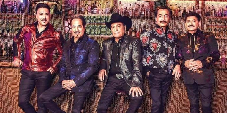 Vocalista de Los Tigres del Norte se cae en pleno escenario