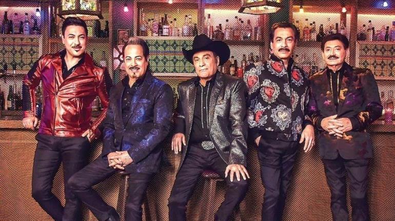 Vocalista de Los Tigres del Norte se cae en pleno escenario
