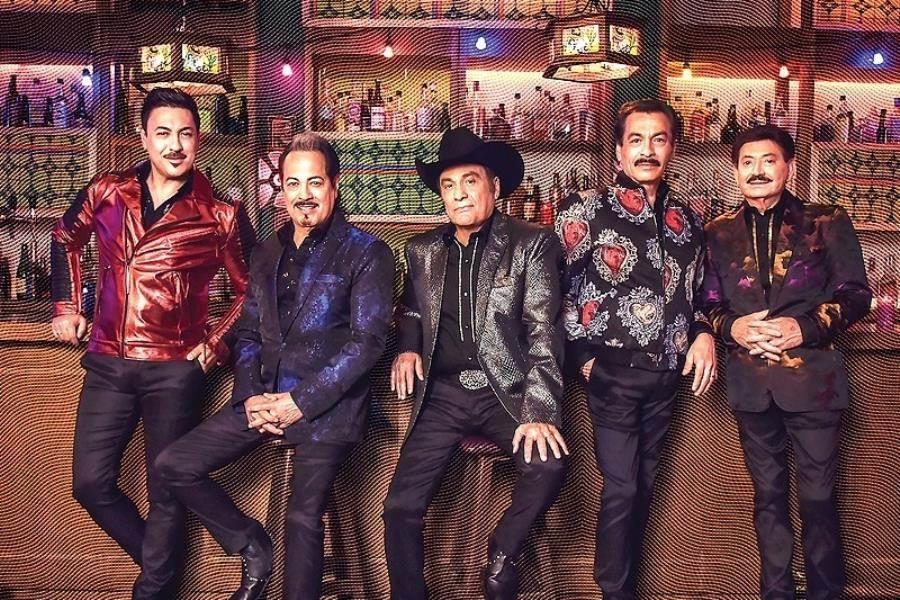 Vocalista de Los Tigres del Norte se cae en pleno escenario