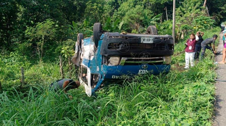 Vuelca combi del transporte público durante percance vial con tráiler en Jalapa