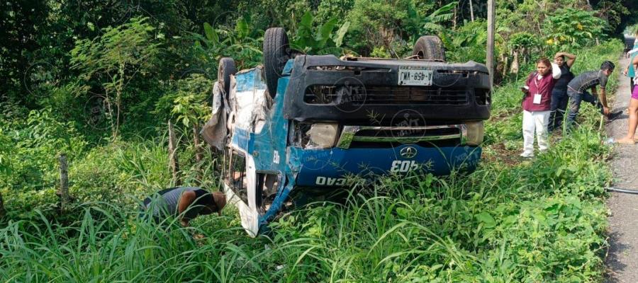 Vuelca combi del transporte público durante percance vial con tráiler en Jalapa