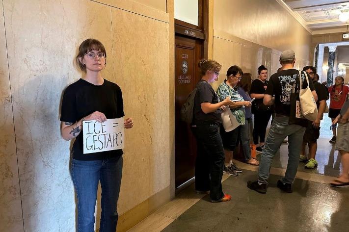 Denuncian 20 estados de EE.UU. al gobierno de Trump por obligarlos a apoyar control migratorio