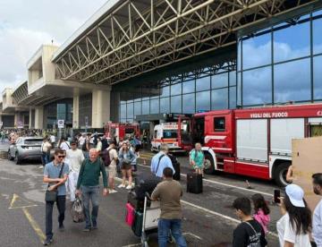 Hombre desata pánico en Aeropuerto de Milán, tras prender fuego a mostradores