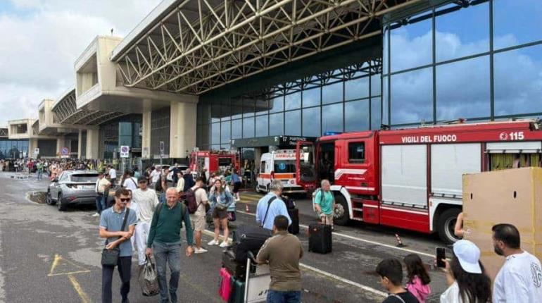 Hombre desata pánico en Aeropuerto de Milán, tras prender fuego a mostradores