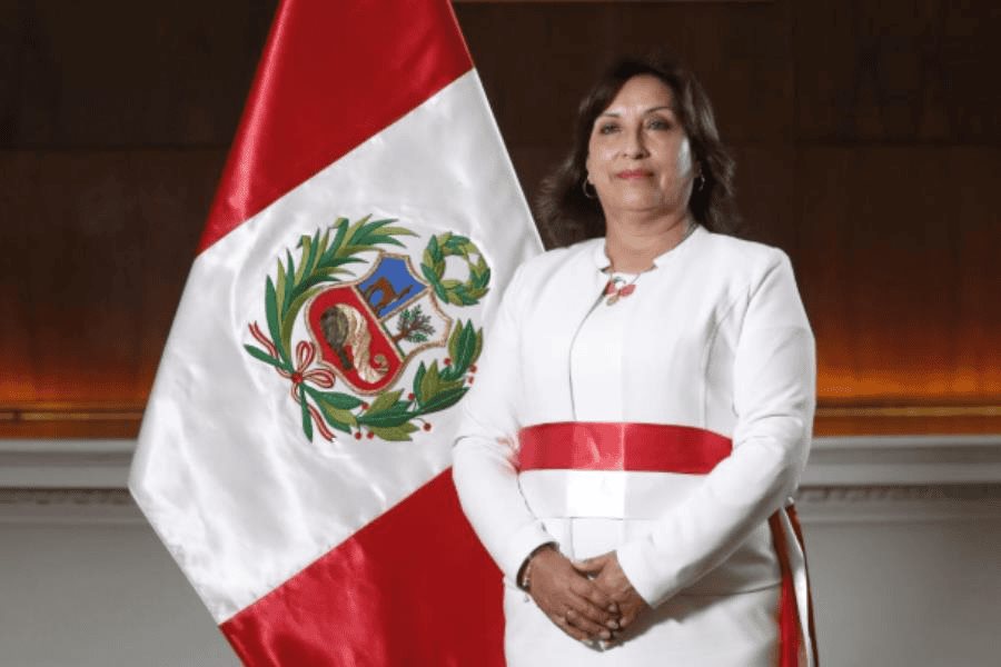 Frena Perú investigaciones contra su presidenta hasta que finalice cargo