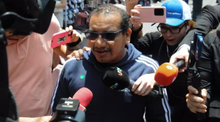 Renuncia Vidulfo Rosales a representar a las familias de Ayotzinapa