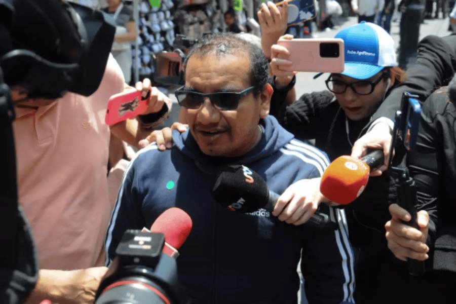 Renuncia Vidulfo Rosales a representar a las familias de Ayotzinapa