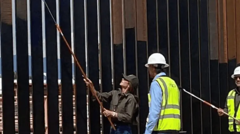 Pintan de negro muro fronterizo con México para elevar temperatura y hacerlo difícil de escalar