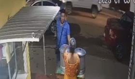 ¡De cliente a ladrón! Compra tamales a señora y le roba el celular, en Villahermosa