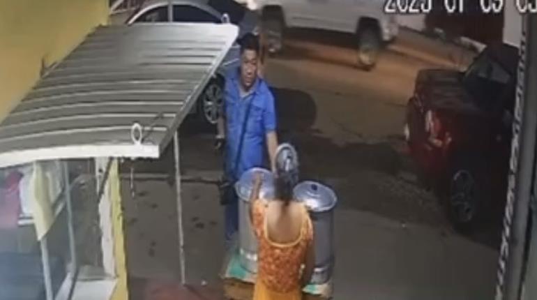 ¡De cliente a ladrón! Compra tamales a señora y le roba el celular, en Villahermosa