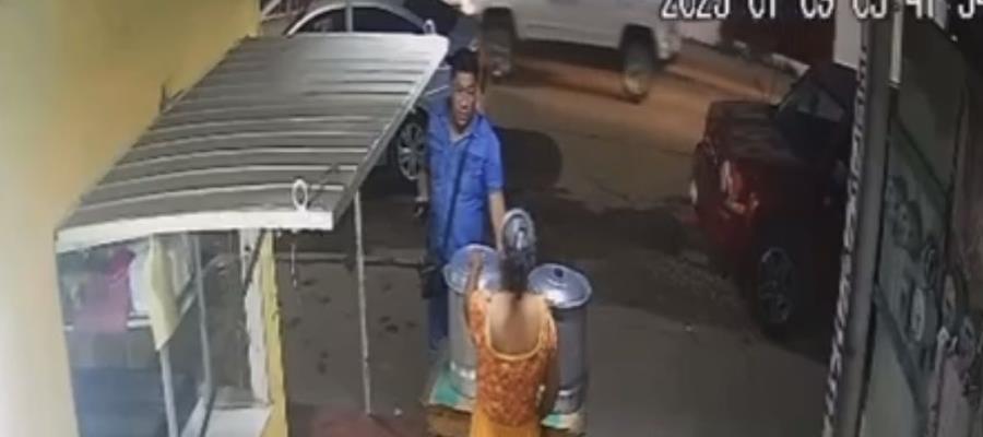 ¡De cliente a ladrón! Compra tamales a señora y le roba el celular, en Villahermosa ¡De cliente a ladrón! Compra tamales a señora y le roba el celular, en Villahermosa