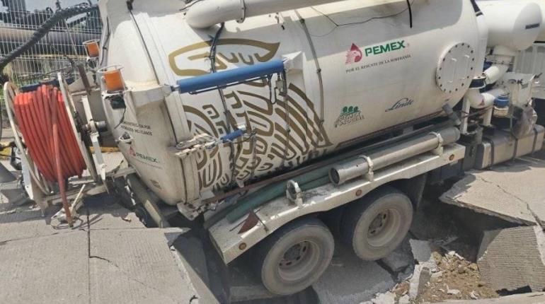 Se hunde vactor en socavón de Jalapa