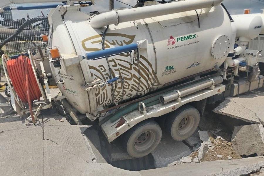 Se hunde vactor en socavón de Jalapa Se hunde vactor en socavón de Jalapa