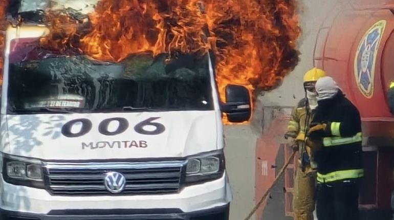 Se incendia unidad de Movitab en la Av. 27 de Febrero