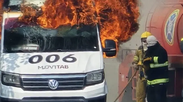 Se incendia unidad de Movitab en la Av. 27 de Febrero