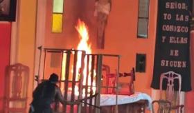 Realiza destrozos y quema cruz en iglesia de Veracruz