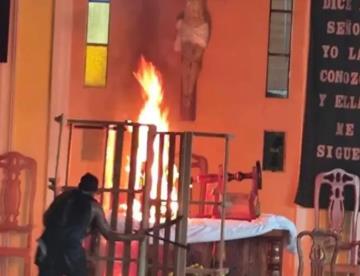 Realiza destrozos y quema cruz en iglesia de Veracruz