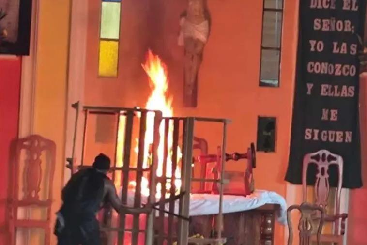 Realiza destrozos y quema cruz en iglesia de Veracruz Realiza destrozos y quema cruz en iglesia de Veracruz