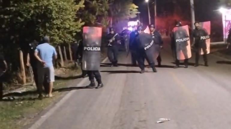 Con antimotines liberan paso a pipas en bloqueo de Barrancas y Guanal