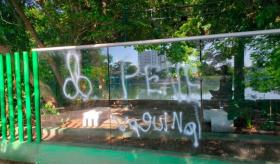 Realizan pintas con aerosol en cristal del parque Museo La Venta