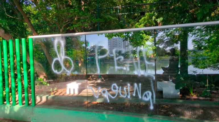 Realizan pintas con aerosol en cristal del parque Museo La Venta