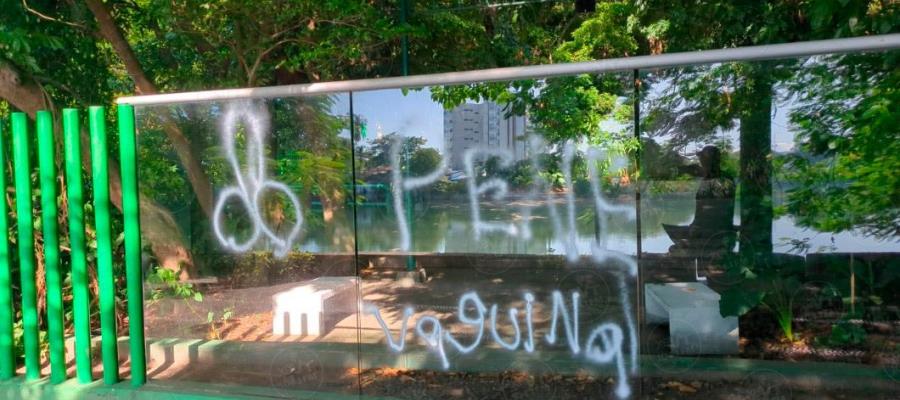 Realizan pintas con aerosol en cristal del parque Museo La Venta Realizan pintas con aerosol en cristal del parque Museo La Venta