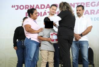 Entrega Javier May 132 auxiliares auditivos a menores de edad