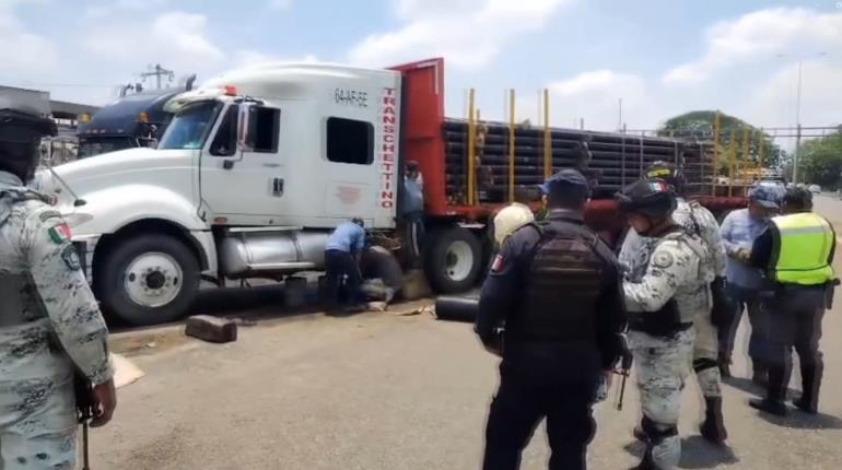 Choca tráiler y derrama combustible en la Av. Luis Donaldo Colosio en Centro