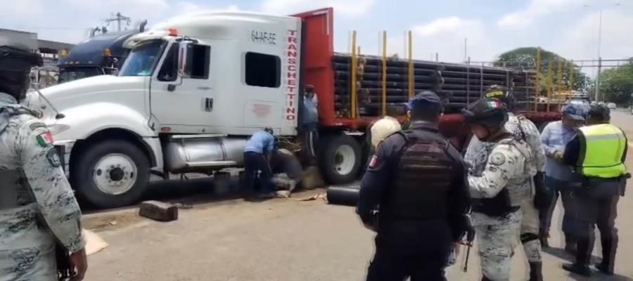 Choca tráiler y derrama combustible en la Av. Luis Donaldo Colosio en Centro Choca tráiler y derrama combustible en la Av. Luis Donaldo Colosio en Centro