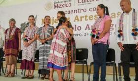 Entrega Sheinbaum créditos a mujeres amuzgas para preservar el huipil y su fuente de ingreso