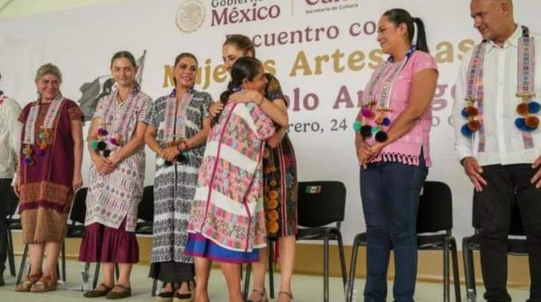Entrega Sheinbaum créditos a mujeres amuzgas para preservar el huipil y su fuente de ingreso