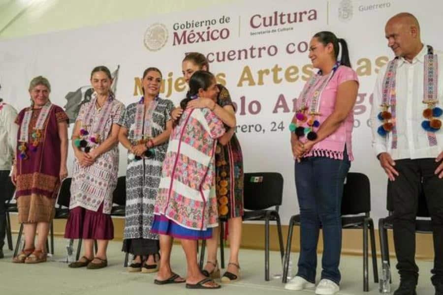 Entrega Sheinbaum créditos a mujeres amuzgas para preservar el huipil y su fuente de ingreso