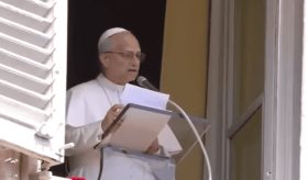 La puerta de la salvación es estrecha y eso significa tomar a veces "decisiones impopulares": León XIV