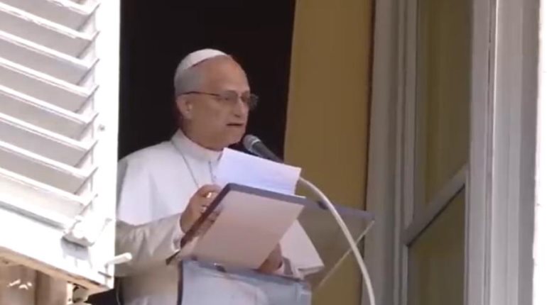 La puerta de la salvación es estrecha y eso significa tomar a veces "decisiones impopulares": León XIV