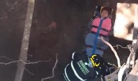 Cae mujer en socavón de 2 metros de profundidad en CDMX