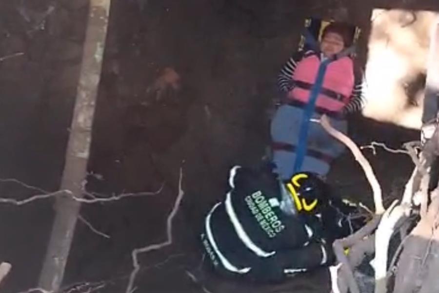 Cae mujer en socavón de 2 metros de profundidad en CDMX
