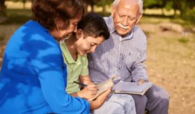 ¿Cuándo fue la última vez que llamaste a tu abuelo? Celebrarán misa especial por los adultos mayores
