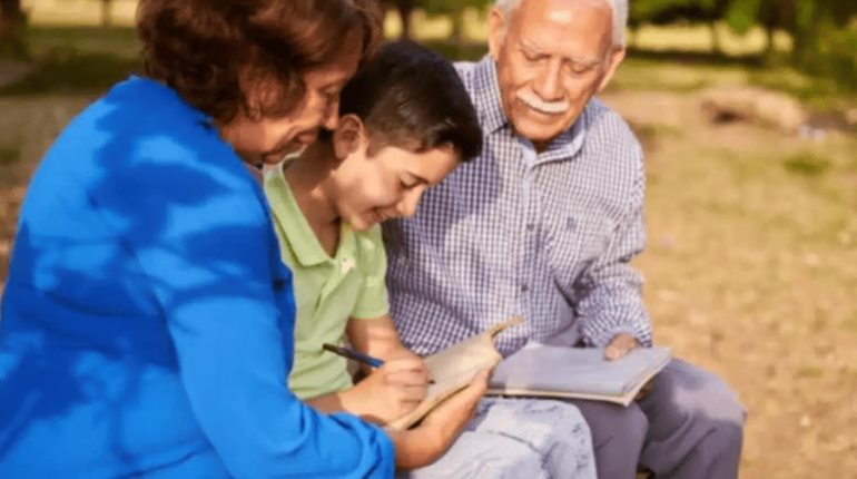 ¿Cuándo fue la última vez que llamaste a tu abuelo? Celebrarán misa especial por los adultos mayores
