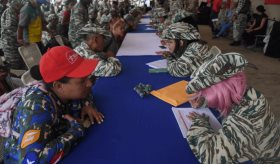 Acuden miles de venezolanos a enlistarse a Milicia Bolivariana tras convocatoria de Maduro